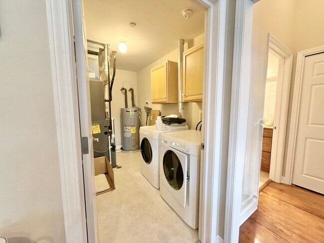 Building Photo - 2 Bedroom, 2 Bathroom