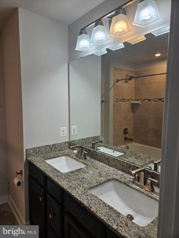 Building Photo - 708 Sky Bridge Dr