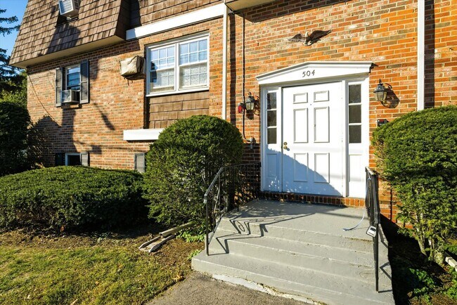 Building Photo - 504 River Rd