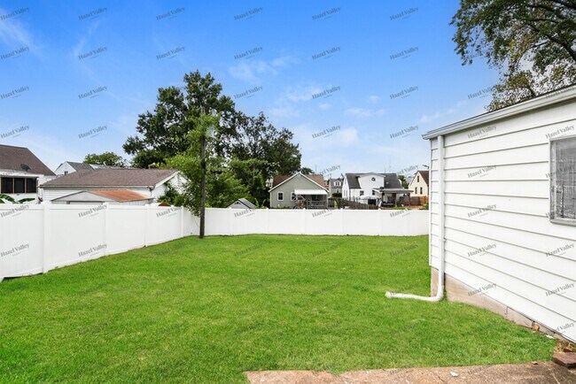 Building Photo - 9818 Iveland Dr