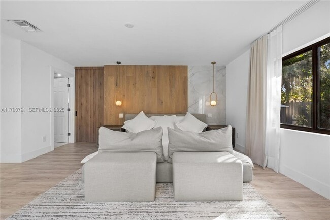 Building Photo - 116 W 1st Ct