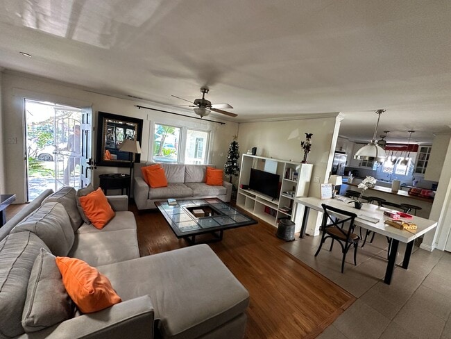 Building Photo - Large 8 Bedroom 4 Bath House Right Next to Campus!