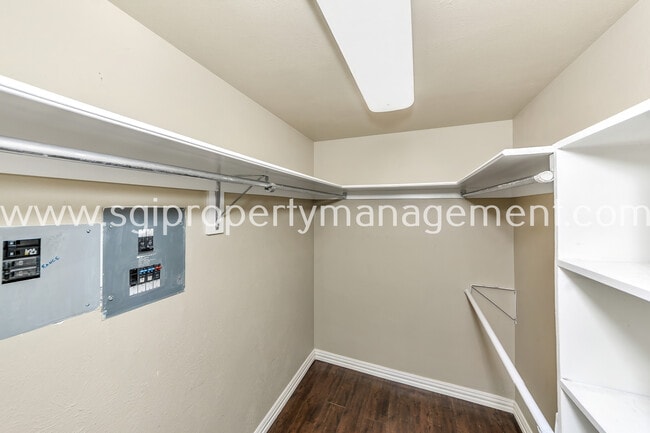 Building Photo - 7906 Royal Ln