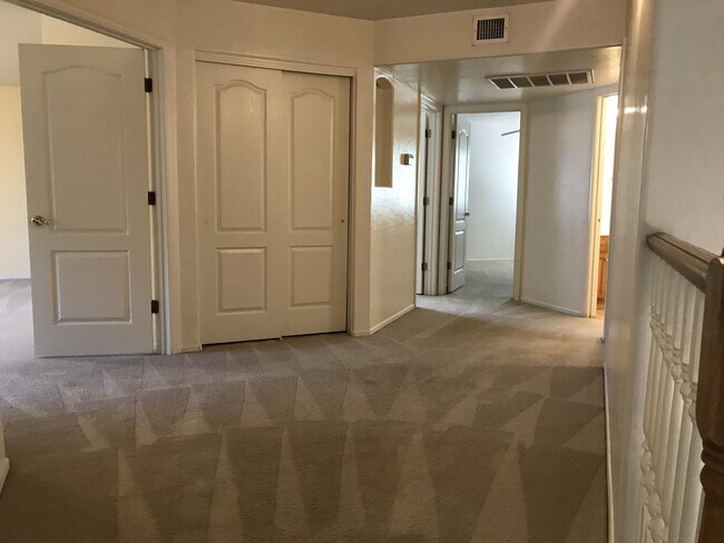 Building Photo - Gilbert Home - 5 Bed + Den & 2.75 Bath with Beautiful Pebble Teck Pool