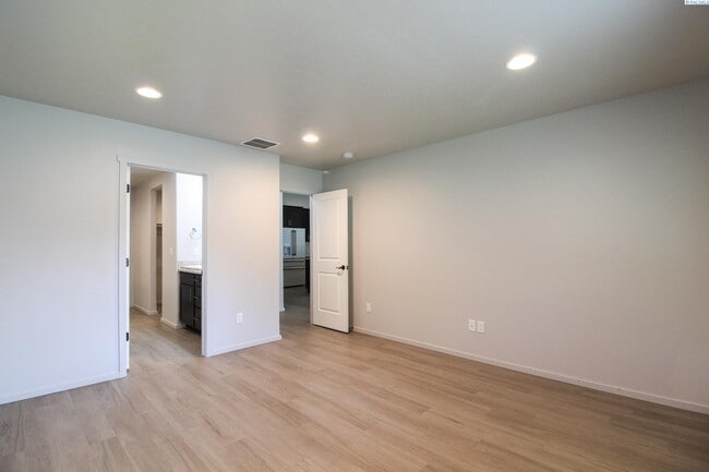 Building Photo - 3 Bed/2 Bath Southeast Kennewick Home