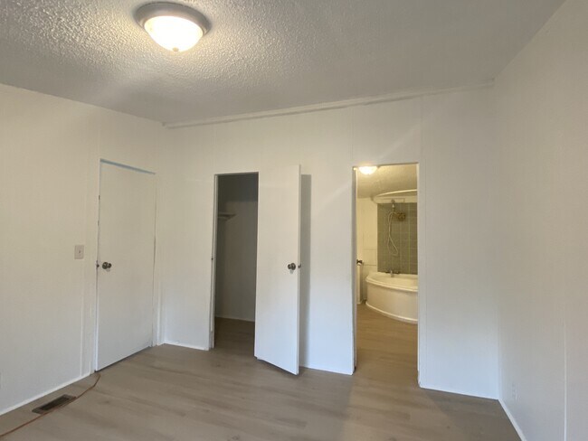 Building Photo - 2279 Sharon St