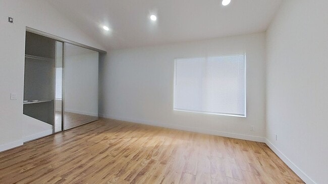 Building Photo - Newly Renovated 2 Bed / 2.5 Bath Townhome in North Hills