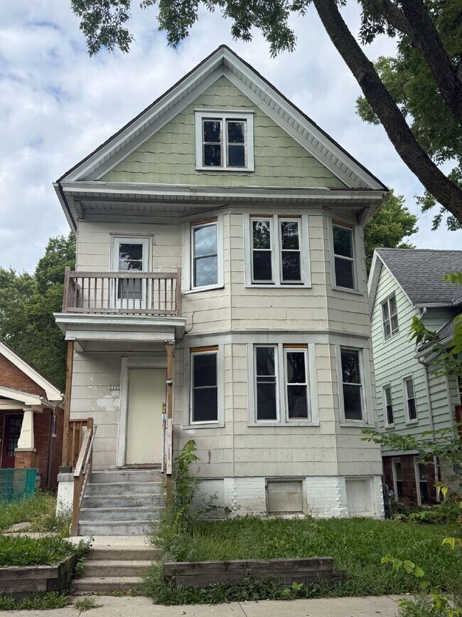 Building Photo - An affordable 2-bedroom, 1-bath unit available now!