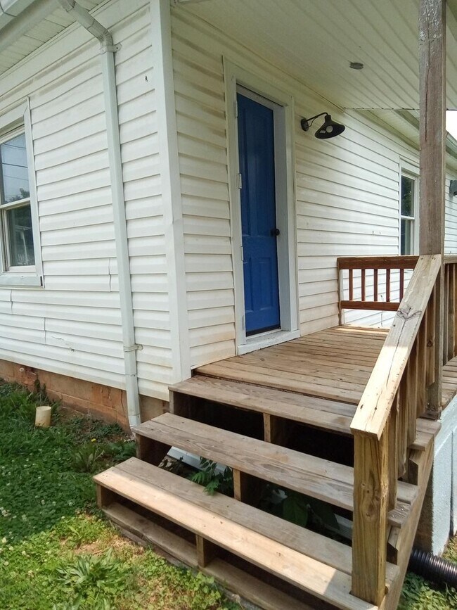 Building Photo - Renovated 2BR, 1 BA SFH