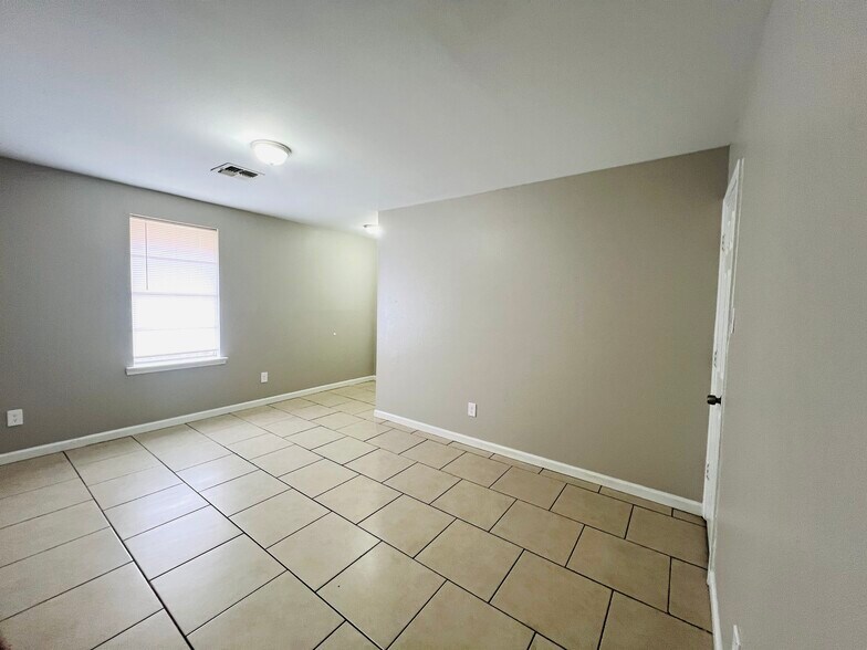 4th Bedroom/ Bonus room - 2624 Huntsville St