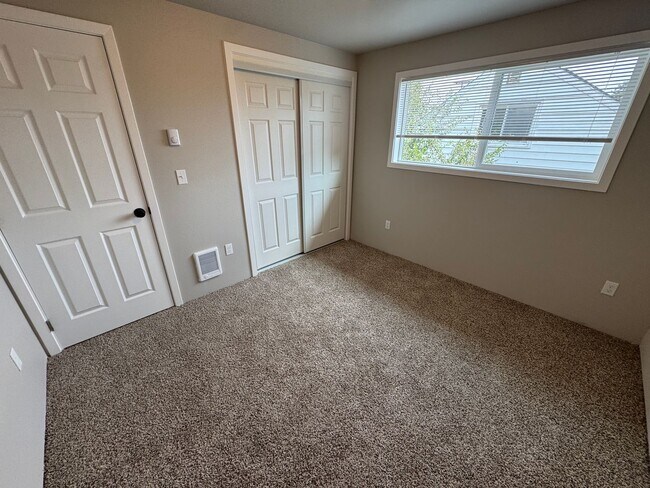 Building Photo - (248) 2 Bedroom Town Home w/ Private Yard ...