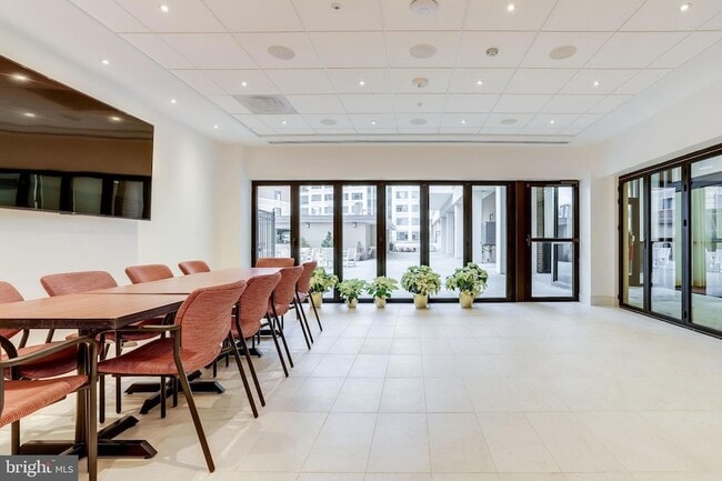 Building Photo - 3800 Fairfax Dr