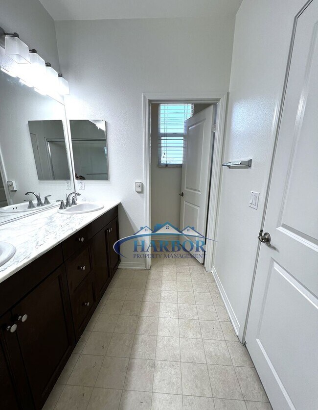 Building Photo - Elegant 3-Story, 4-Bedroom, 3-Bath Condo