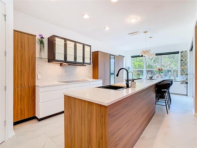 Building Photo - 790 Carmel Ln