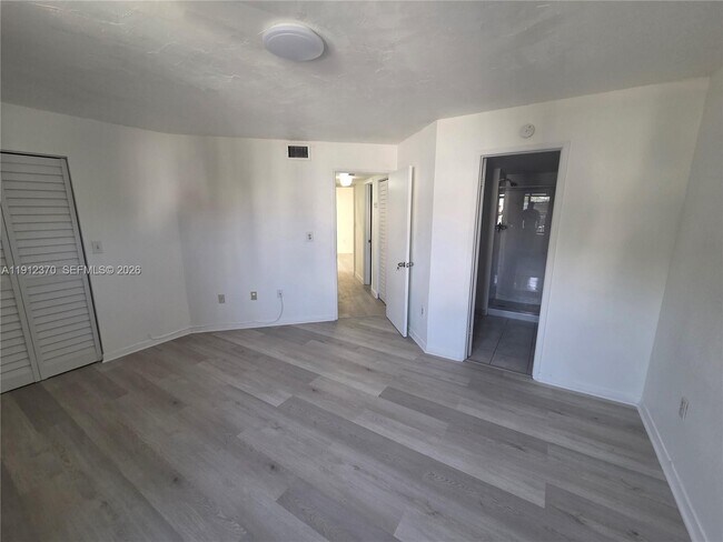 Building Photo - 9433 Fontainebleau Blvd