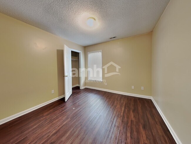 Building Photo - 601 Crossing Dr