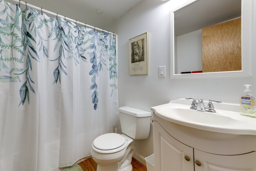 Building Photo - 44 Lakewood Dr