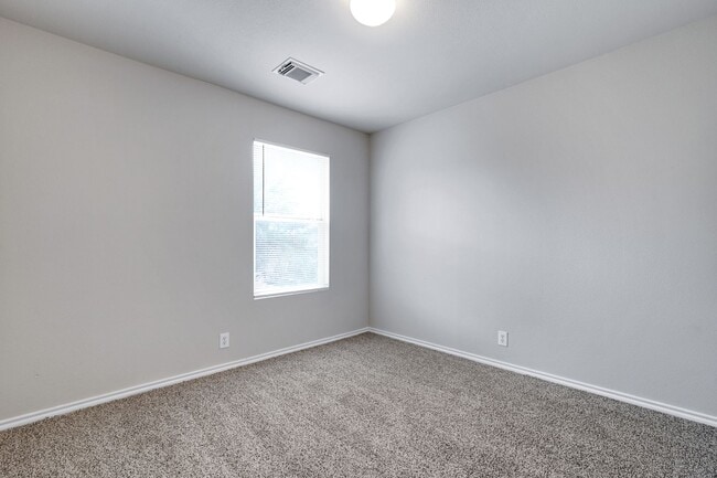 Building Photo - Recently updated 3 bedroom townhome