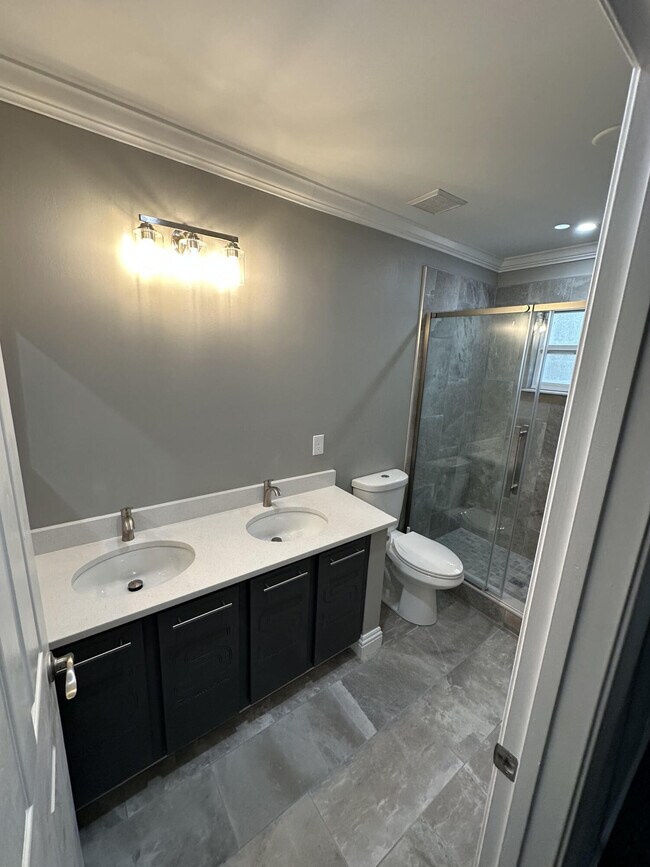Building Photo - 13762 Creston Pl
