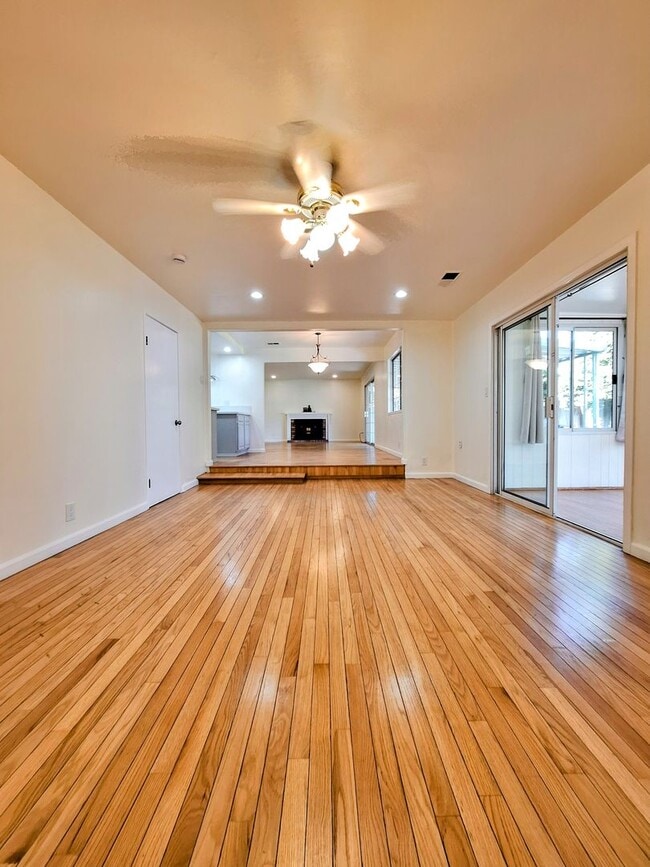 Building Photo - Beautifully Remodeled 3bd Single Story House With Bonus Room & Storage Space!