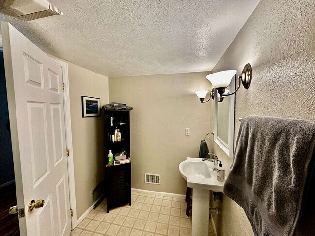 Building Photo - Wonderful 3-Bed Townhome Near Waneka Lake!