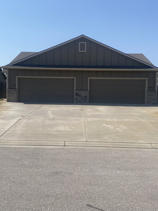 Building Photo - 3205 E Aster St