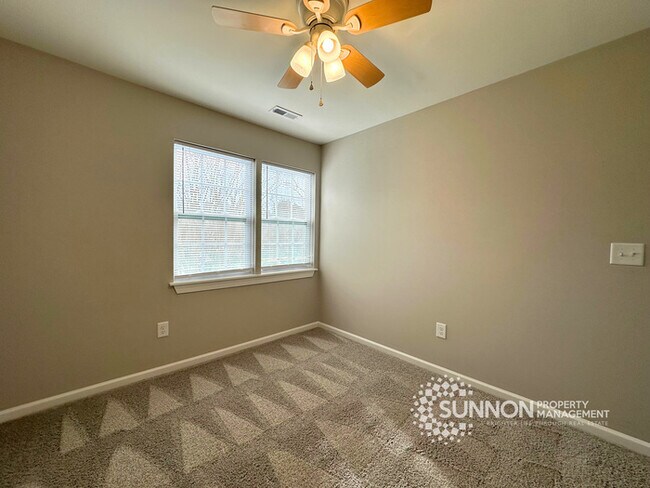 Building Photo - Beautifully Remodeled 3BR/2.5BA Townhome