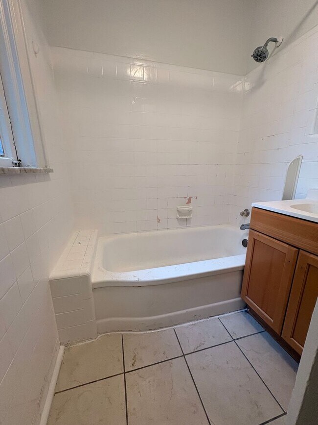 Building Photo - Spacious 3-Bedroom Apartment – West End of York City!