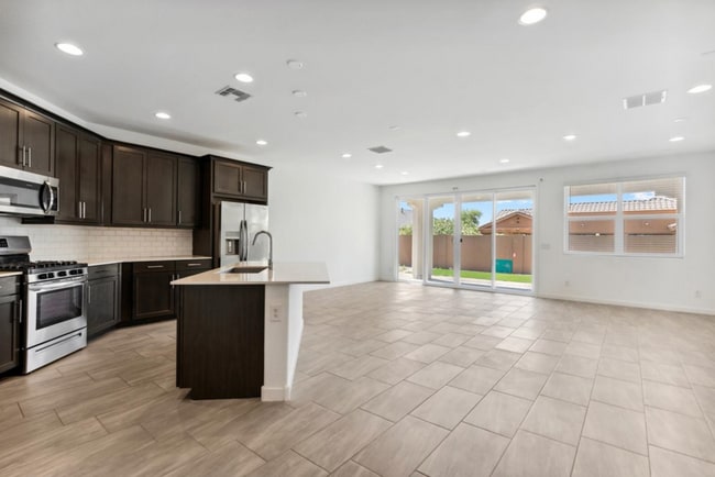 Building Photo - 565 E White Wing Dr