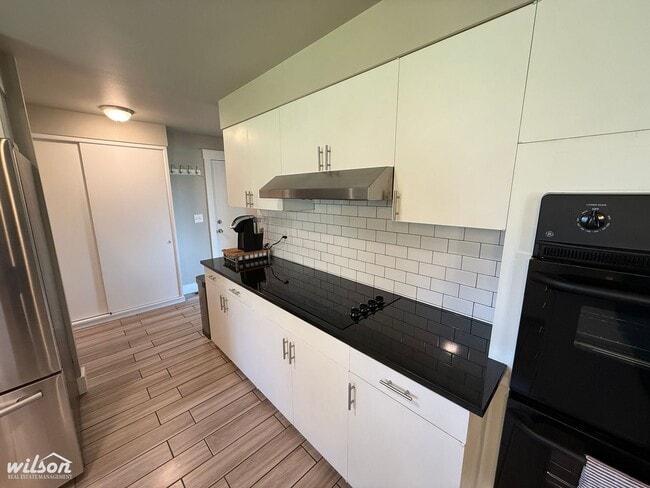 Building Photo - 4TH OF JULY MOVE IN SPECIAL!! Beautiful Fu...