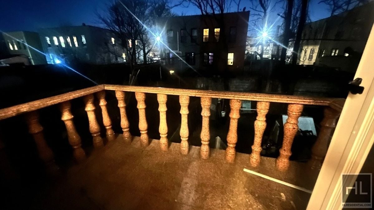 Building Photo - 466 Berriman St