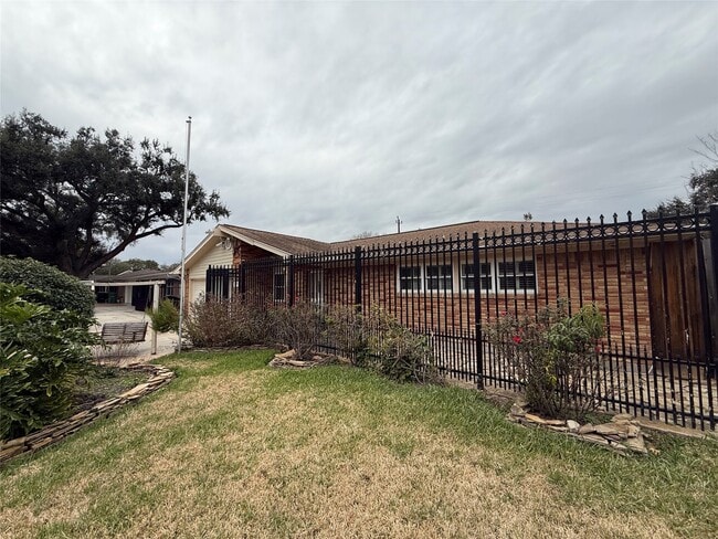 Building Photo - 822 Hidden Valley Dr