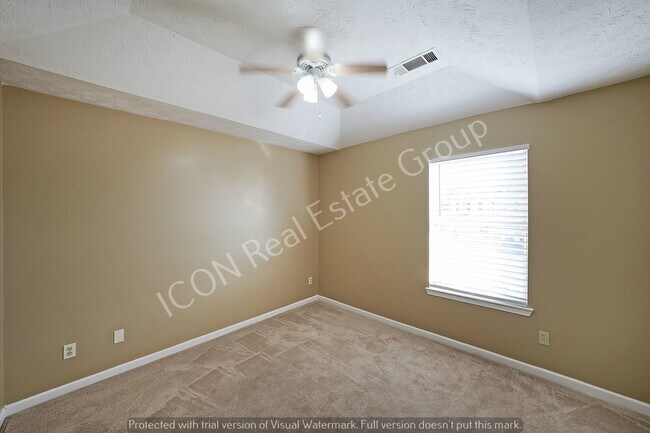 Building Photo - 2/2.5 End unit town home close to dining and shopping