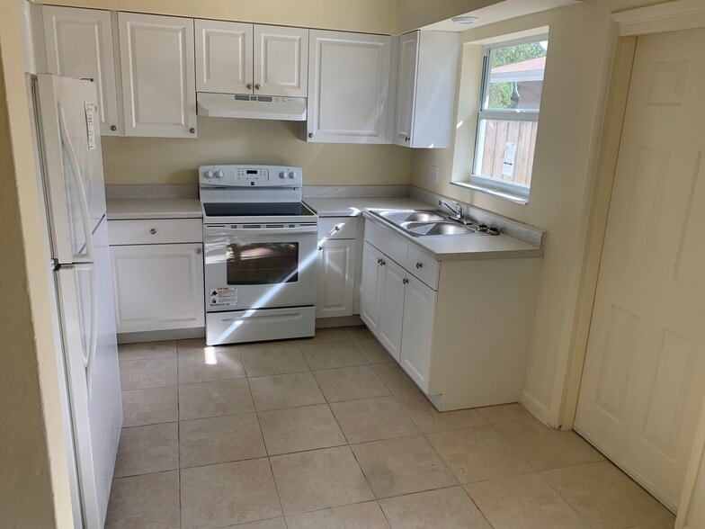 Building Photo - 1705 SW 11th Ct