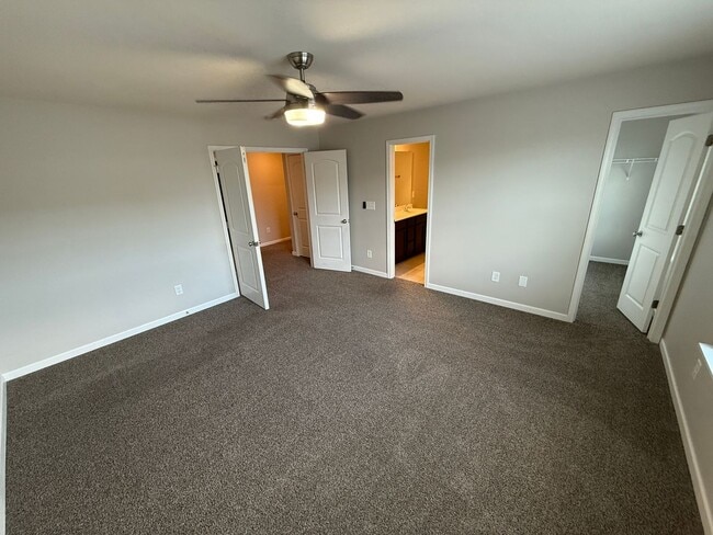 Building Photo - Beautiful Townhome in the steel creek area!