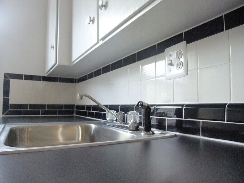 Building Photo - 8210 Greenwood Ave