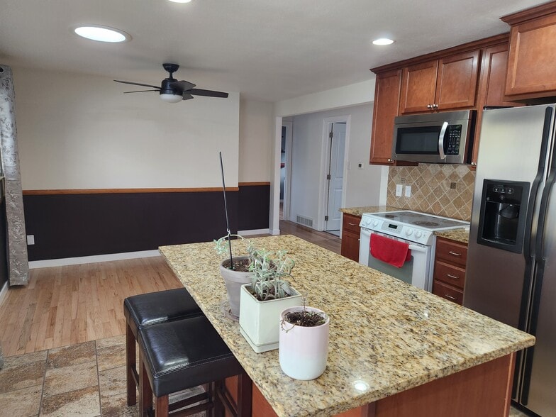 Kitchen with island - 3485 W Powers Pl