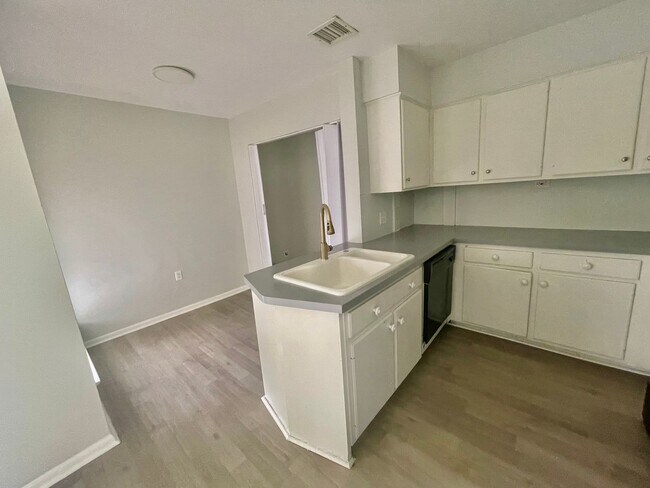 Building Photo - 4816 Spring Lake Dr
