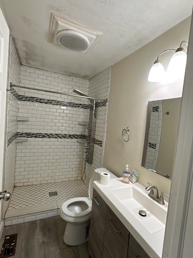 Building Photo - 558 Cincinnati Ave