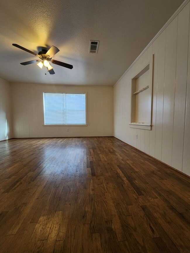 Building Photo - 1827 S Fredonia St