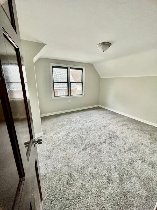 Building Photo - 3 Bed-1 Bath Turtle Creek PA