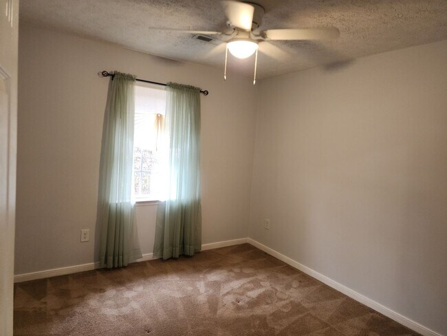 Building Photo - Spacious 3 Bedroom 2.5 Bath Home with Fenced Rear Yard!