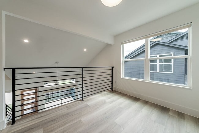 Building Photo - Stunning 2 bed / 2 bath condo in North Austin