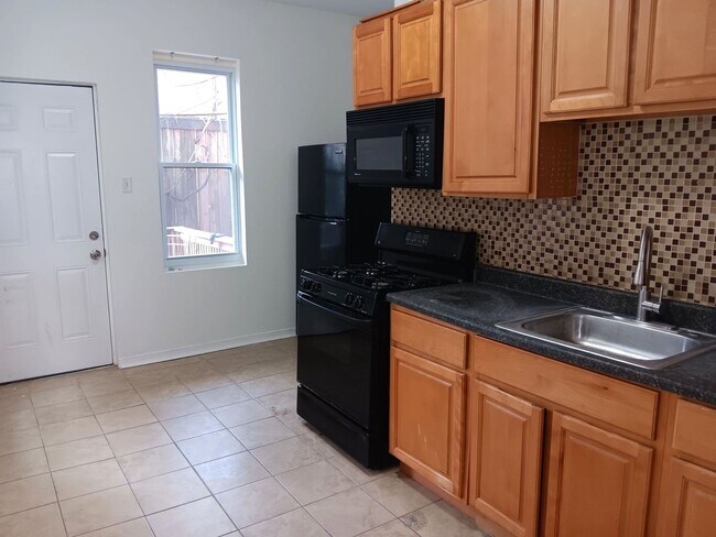 Building Photo - 1238 N Alden St