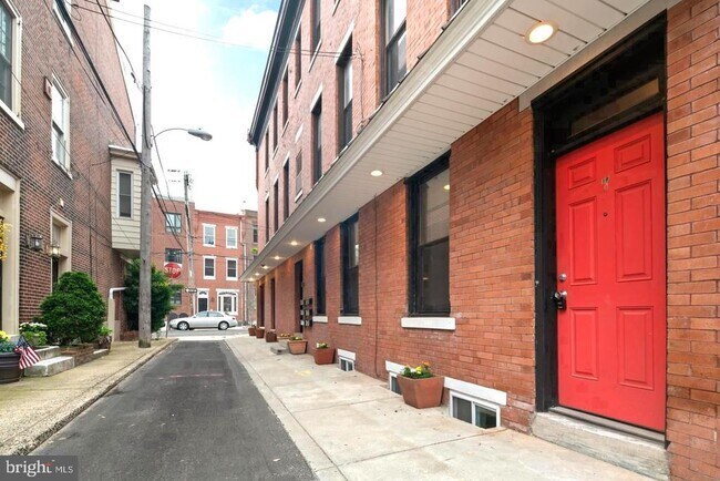 Building Photo - 727 S 2nd St