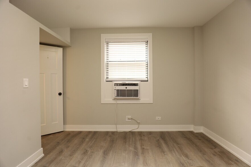 Building Photo - 525 W Belmont Ave