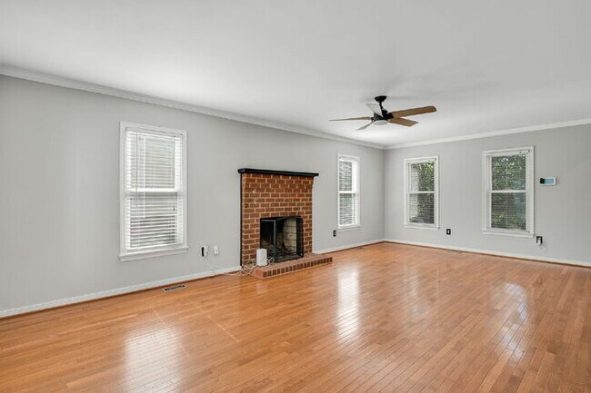 Building Photo - Beautifully Updated Single-Family Home in ...
