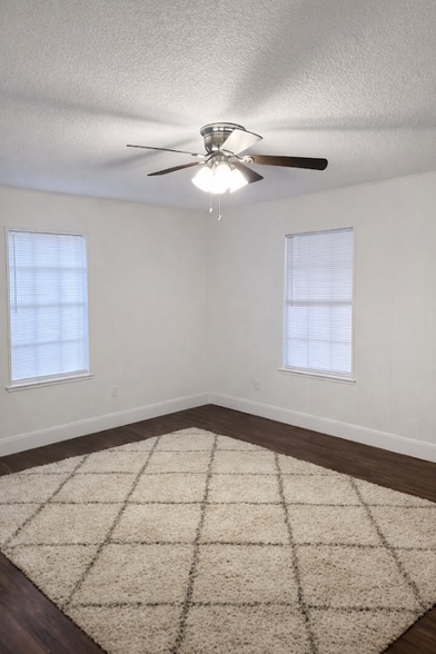 Building Photo - 528 W Kellis St