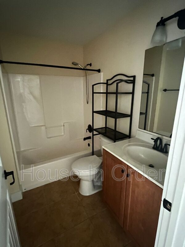 Building Photo - 129 Aurora Dr