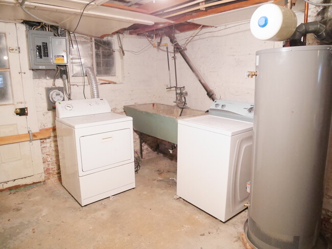 Building Photo - PRIME LOCATION! Charming 3-Bedroom Home Ne...